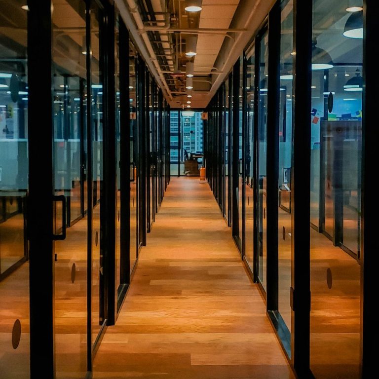 Couloir de bureaux