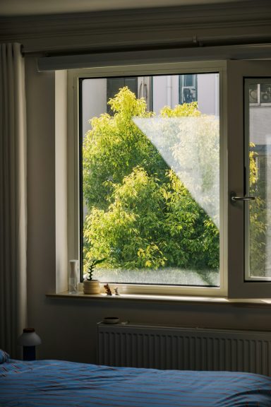 Lavage de fenêtres particuliers Annecy Fenêtre de maison parfaitement propre et transparente après nettoyage